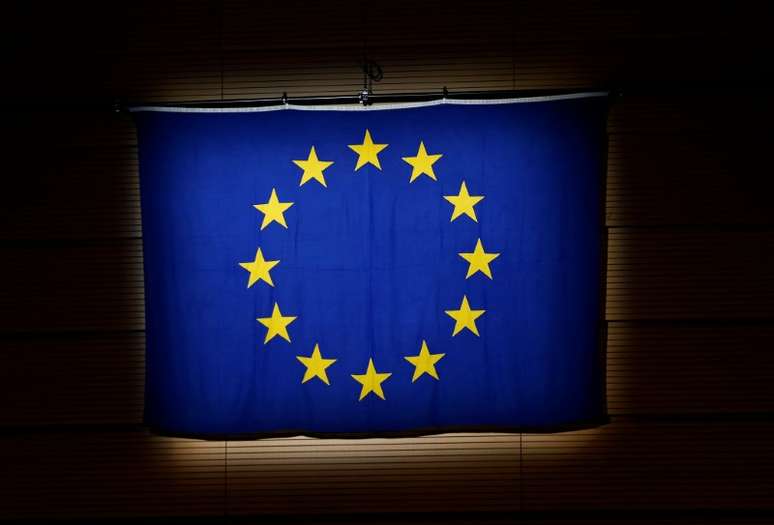 Bandeira da União Europeia é vista durante cerimônia em Lausanne, na Suíça 04/05/2017 REUTERS/Denis Balibouse