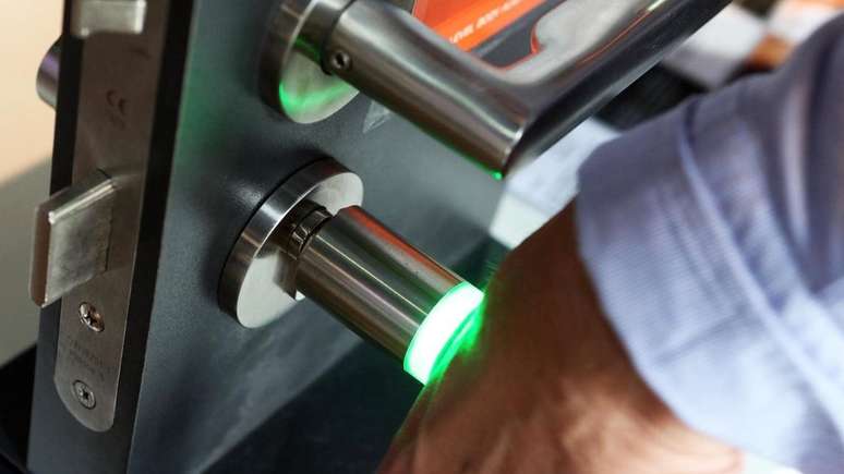 Implante de microchip sendo usado em porta de escritório