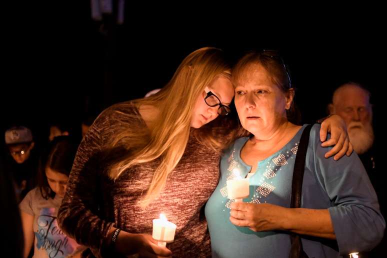 Moradores fazem vigília após o assassinato de 26 pessoas por atirador em igreja no Texas