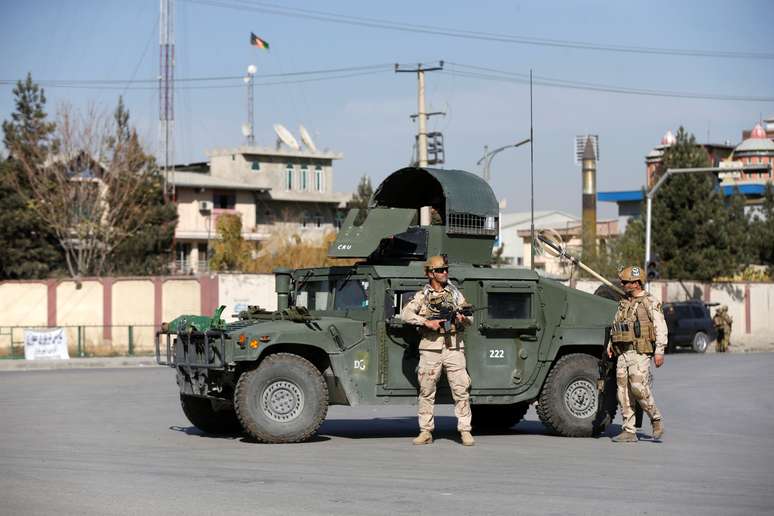 Forças de segurança do Afeganistão são vistas do lado de fora de local de ataque em Cabul 07/11/2017 REUTERS/Omar Sobhani