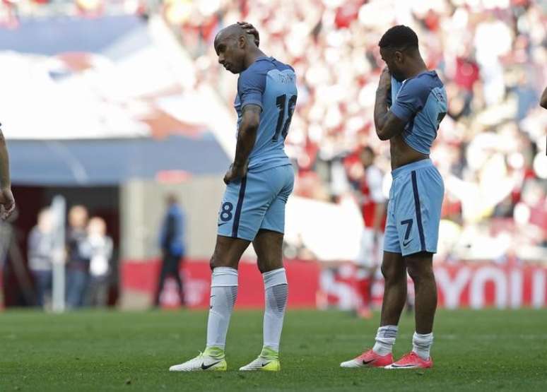 Fabian Delph (E) e Raheem Sterling (D), do Manchester City, ap&oacute;s partida contra o Arsenal pela Copa da Inglaterra
23/04/2017 REUTERS/Darren Staples