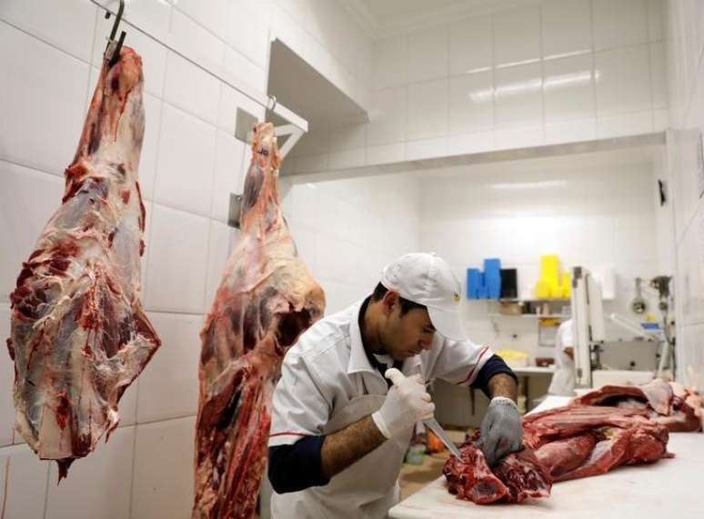 Açougueiro prepara carnes em São Paulo
26/6/2017 REUTERS/Paulo Whitaker