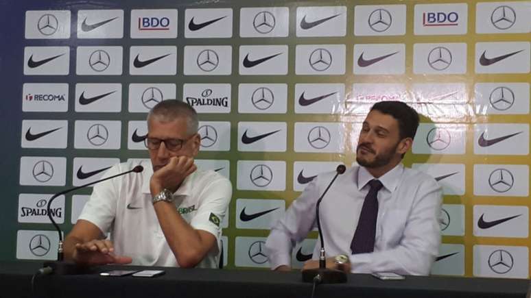 Aleksandar Petrovic anunciou a convocação ao lado do gerente técnico da CBB Renato Lamas (Foto: Jonas Moura)