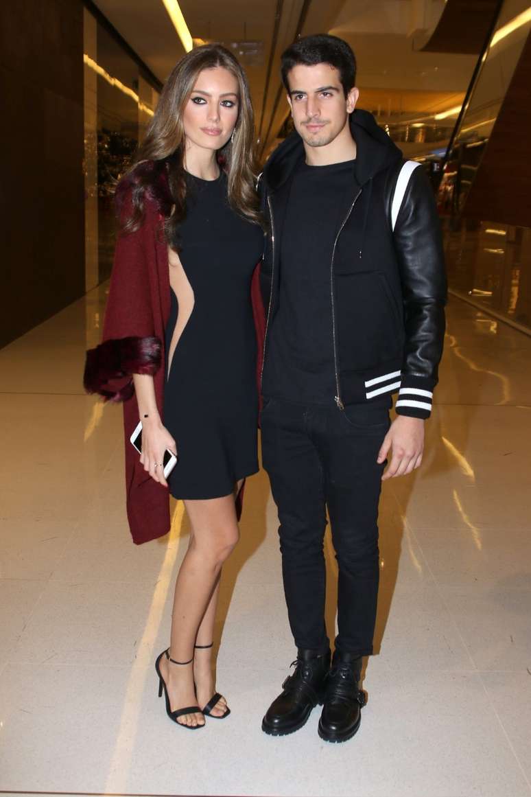 Enzo Celulari foi prestigiar a m&atilde;e ao lado da namorada Victoria Grendene