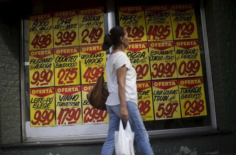 Consumidora passa por cartazes com pre&ccedil;os de produtos em mercado no Rio de Janeiro 09/12/2017 REUTERS/Ricardo Moraes