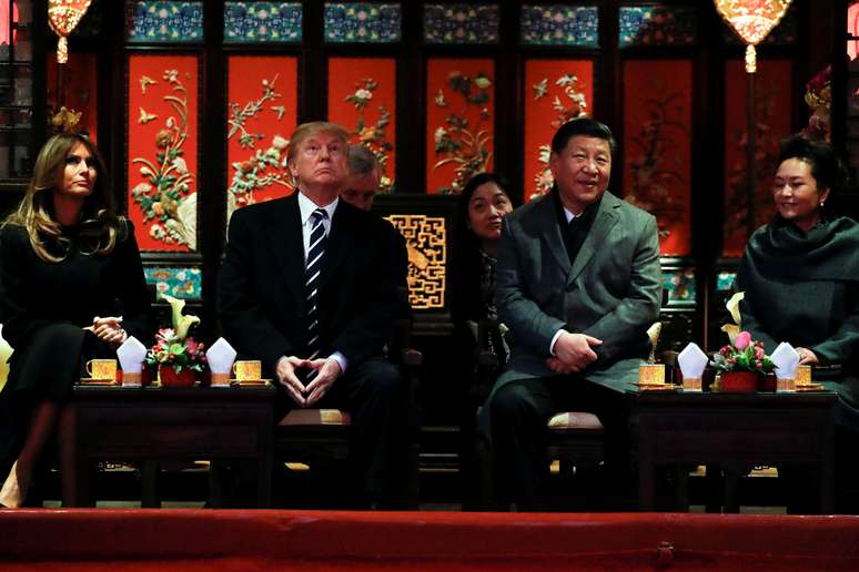 Presidente dos Estados Unidos, Donald Trump, e sua primeira-dama Melania, com o presidente da China,  Xi Jinping, e sua primeira-dama Peng Liyuan assistem a uma apresentação de ópera em Pequim 08/11/2017 REUTERS/Jonathan Ernst