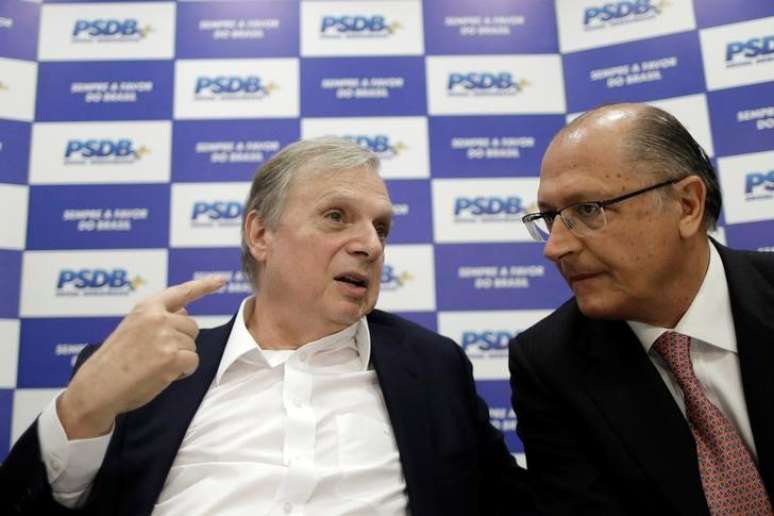 Senador Tasso Jereissati fala com governador de São Paulo, Geraldo Alckmin, durante reunião do PSDB em Brasília 
12/6/2017 REUTERS/Ueslei Marcelino
