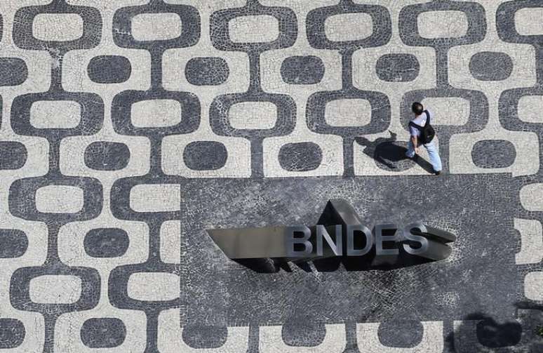 Logo do BNDES é visto na entrada de sua sede no Rio de Janeiro 
11/1/2017 REUTERS/Nacho Doce
