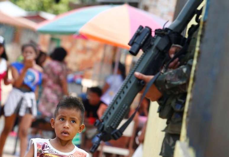 Menino indígena observa soldado brasileiro durante exercício militar em Tabatinga
 8/11/2017    REUTERS/Leonardo Benassatto