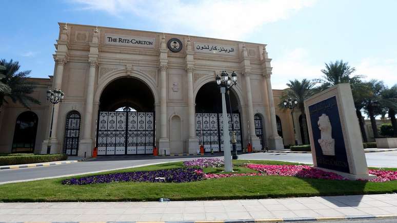 A entrada principal do hotel Ritz-Carlton em Riad, capital saudita