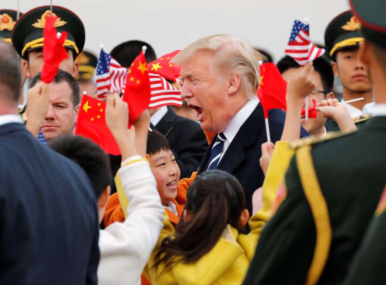 Donald Trump chega à China e é recebido por crianças no aeroporto. 