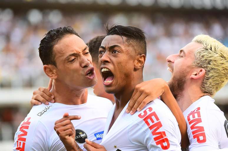 Ricardo Oliveira (E), jogador do Santos FC, comemora seu gol com os companheiros de equipe Lucas Lima (D) e Bruno Henrique durante partida contra o Atlético-MG no Brasileiro 2017.