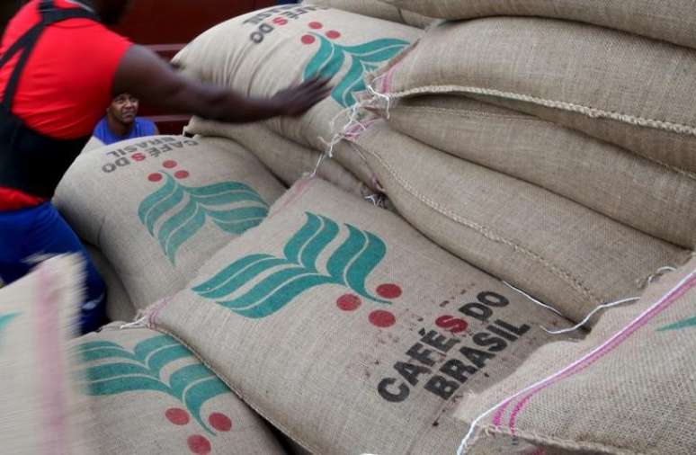 Trabalhadores carregam sacas de café em container para exportação no porto de Santos, Brasil 
10/12/2015 REUTERS/Paulo Whitaker