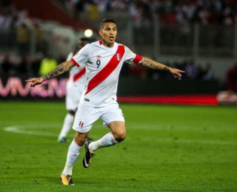 Guerrero em ação pelo Peru. Ele está suspenso