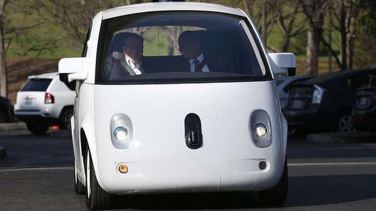 Anthony Foxx (direita) e presidente da Google Eric Schmidt (esquerda ) em fevereiro de 2015 dentro de um carro