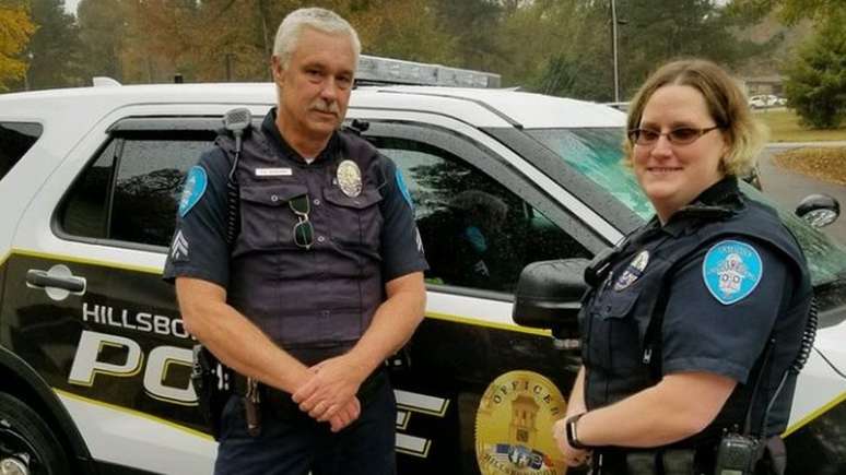 Keith Bradshaw e Candace Spragins, da polícia de Hillsborough, na Carolina do Norte, compraram cerca de R$ 450 em comida | Foto: Departamento de Polícia de Hillsborough 