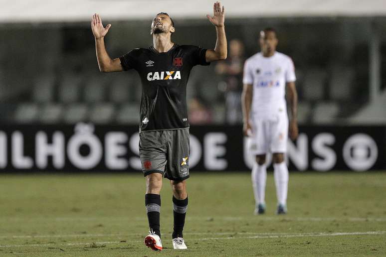 Em jogo quente, Santos goleia, ultrapassa Vasco na tabela e sai do Z4