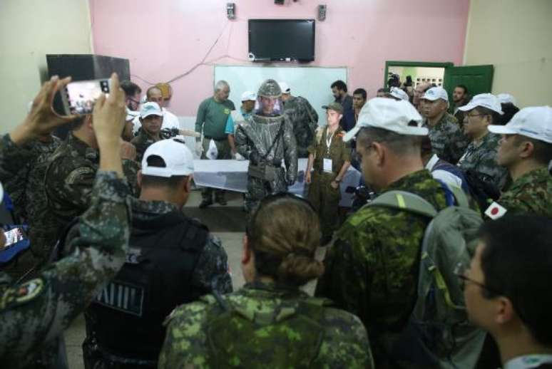 Na simula&ccedil;&atilde;o de acolhida de refugiados no Brasil, h&aacute; treinamento para descontamina&ccedil;&atilde;o qu&iacute;mica ou tratamento em caso de doen&ccedil;a contagiosa