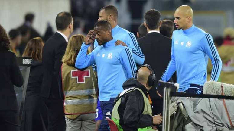 Evra agrediu torcedor do Olympique antes do duelo pela Liga Europa (Foto: AFP)