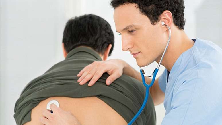 M&eacute;dico examina paciente