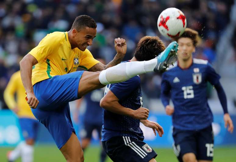 Danilo durante lance no amistoso Brasil x Japão
