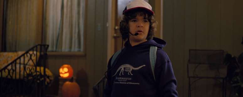 O casaco que Dustin (Gaten Mattarazo) usa no in&iacute;cio da nova temporada tem o esqueleto de um brontossauro e o emblema do Museu de Ci&ecirc;ncia de Minnesota estampados.