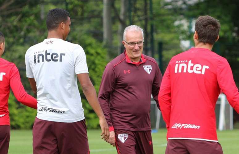 Técnico Dorival Júnior conversa com jogadores em treino do São Paulo (Foto: Rubens Chiri/saopaulofc.net)