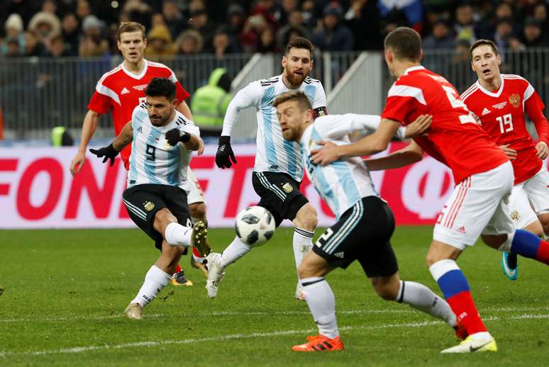 Aguero chuta contra o gol da Rússia