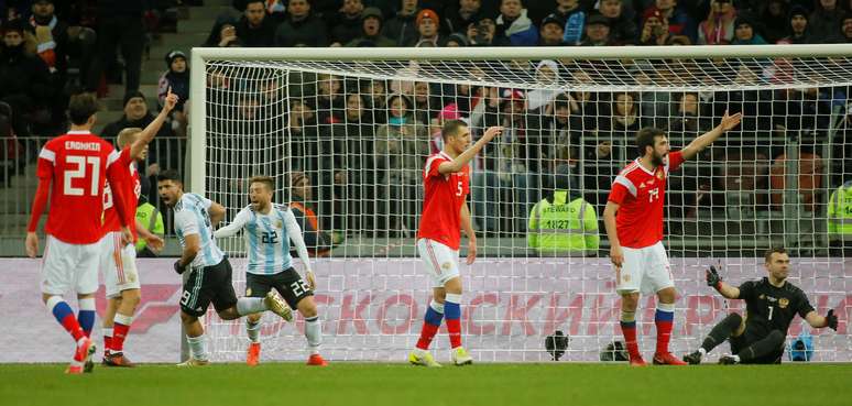 Aguero celebra seu gol contra a Rússia em Amistoso