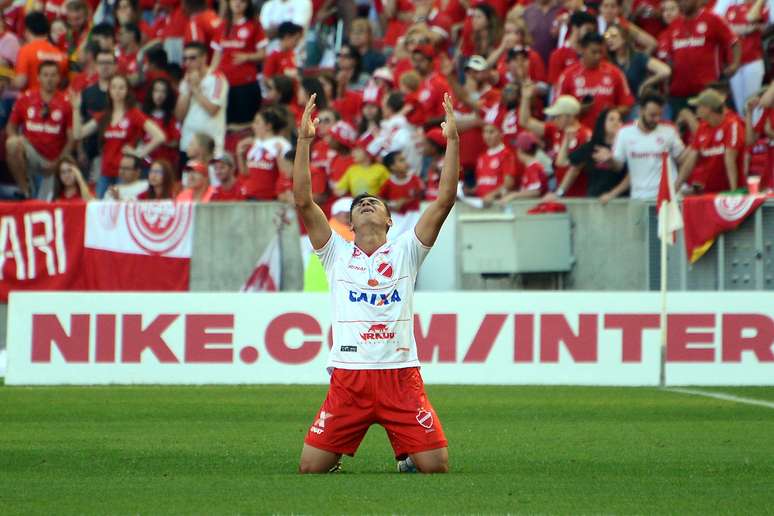 Ruan, jogador do Vila Nova-GO, comemora seu gol durante partida contra o Internacional-RS, válida pela trigésima quinta rodada do Campeonato Brasileiro 2017, da Série B.