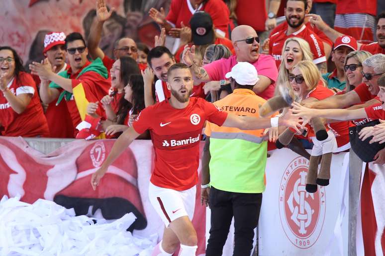 Cláudio Winck, jogador do Internacional-RS, comemora seu gol durante partida contra o Vila Nova-GO, válida pela trigésima quinta rodada do Campeonato Brasileiro 2017, da Série B.