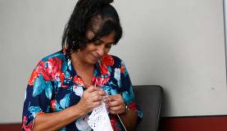 Brasília - Lúcia Maria de Aquino faz tricô enquanto aguarda a filha, que faz a prova do Enem 2017 