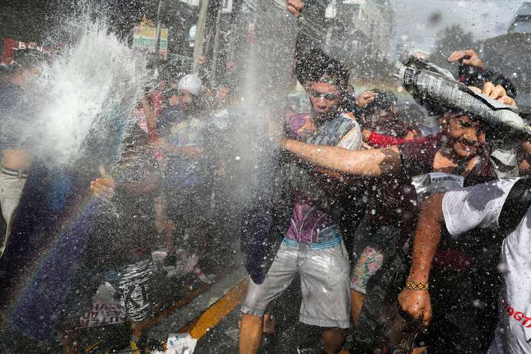 Polícia joga jatos de água em manifestantes