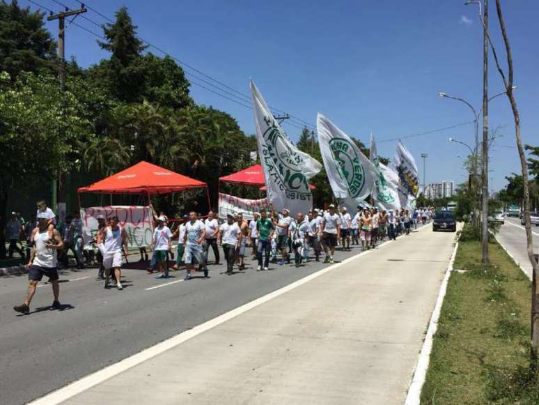 Torcedores do Palmeiras chegam para o protesto na frente da Academia de Futebol (Foto: Thiago Ferri)