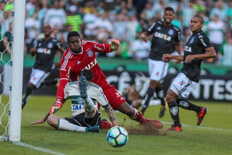 Rildo, jogador do Coritiba, e Aranha, goleiro da Ponte Preta, durante partida válida pela 34ª rodada do Campeonato Brasileiro 2017.