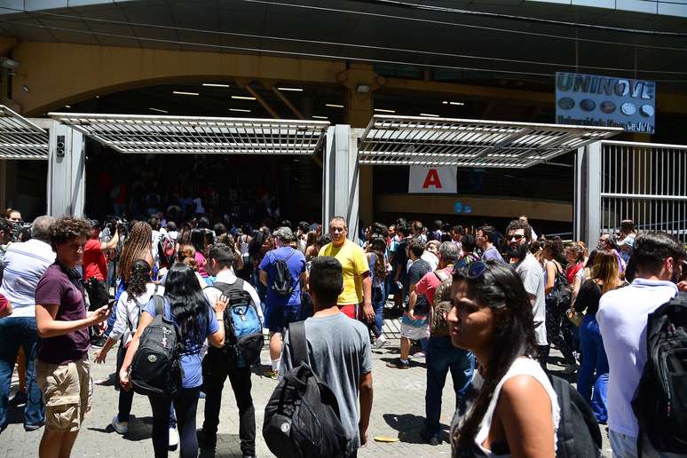 Estudantes em frente a universidade em São Paulo na chegada para o Enem