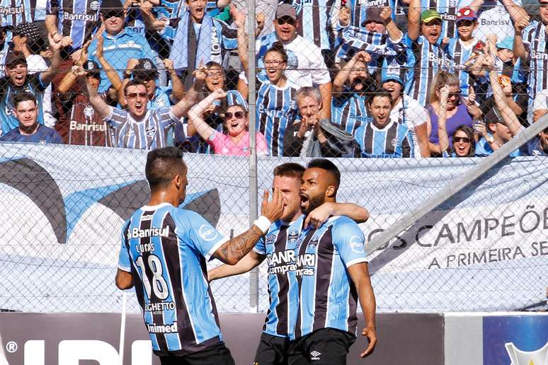 Fernandinho (D), jogador do Grêmio, comemora seu gol com os companheiros de equipe durante partida contra o Vitória, válida pela 34ª rodada do Campeonato Brasileiro 2017.
