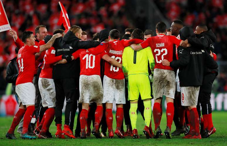 Jogadores da Suíça comemoram a classificação para a Copa-2018