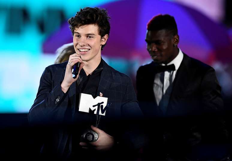 Cantor canadense Shawn Mendes recebe prêmio durante MTV Europe Music Awards em Londres 12/11/2017 REUTERS/Dylan Martinez