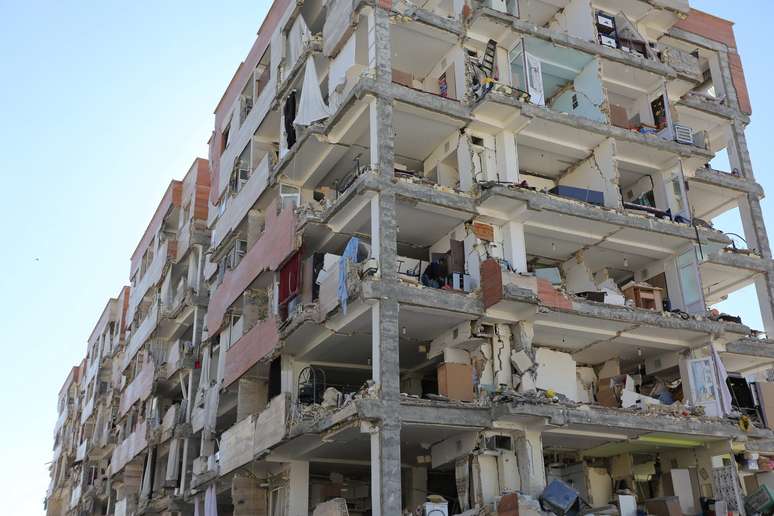 Prédio danificado é visto após terremoto em província de Kermanshah, no Irã REUTERS/Agência de notícias Tasnim 