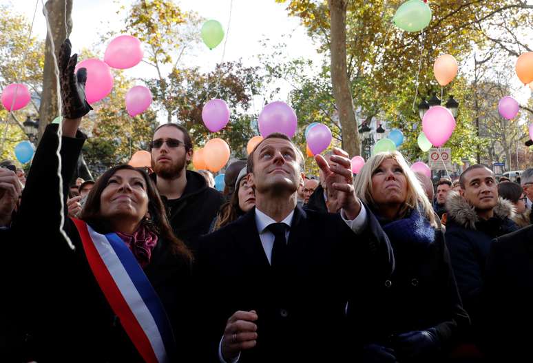 Presidente da França, Emmanuel Macron, sua esposa, Brigitte Macron, e a prefeita de Paris, Anne Hidalgo, prestam homenagem a vítimas de ataque contra o Bataclan  13/11/2017 REUTERS/Philippe Wojazer
