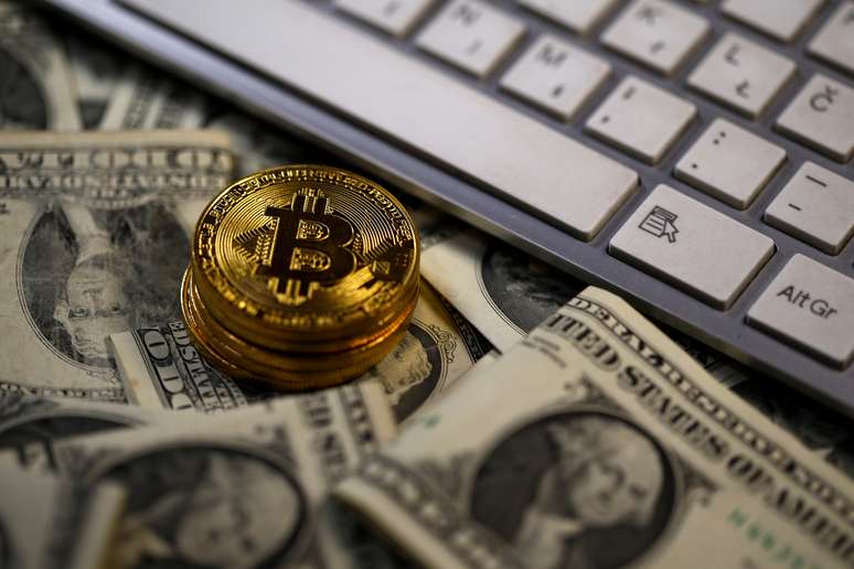 Moedas de bitcoin sobre notas de dol&aacute;res em ilustra&ccedil;&atilde;o
6/11/2011 REUTERS/Dado Ruvic/Illustration