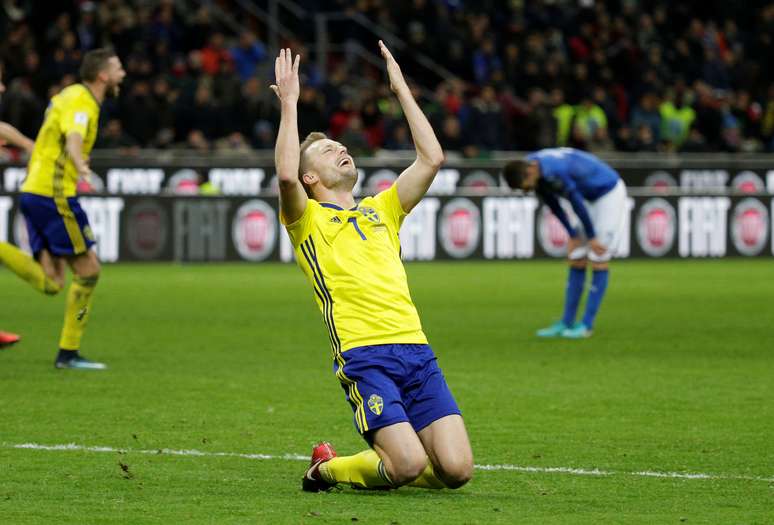 Sebastian Larsson, da Suécia, comemora classificação para Copa do Mundo após empate com a Itália em Milão
13/11/2017 REUTERS/Max Rossi