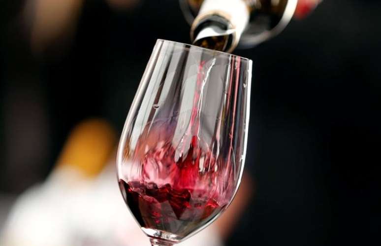 Vinho &eacute; colocado em ta&ccedil;a na Fran&ccedil;a
03/04/2017 REUTERS/Regis Duvignau