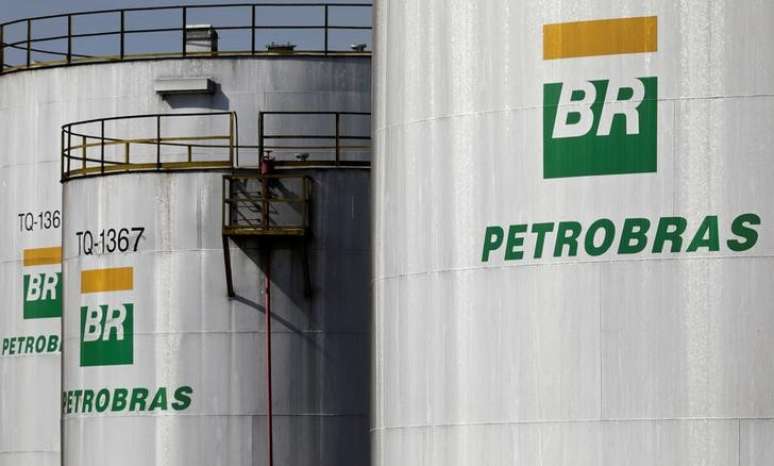 Logo da Petrobras em refinaria de Paulínia
 1/7/2017    REUTERS/Paulo Whitaker