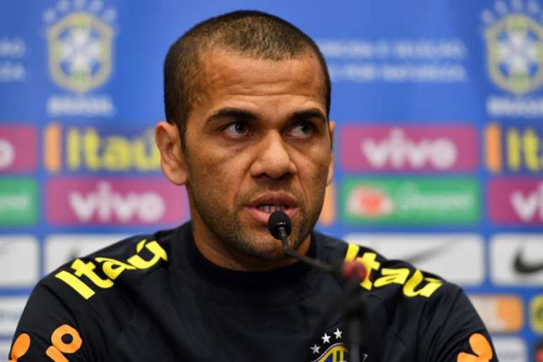 Daniel Alves será capitão de Tite pela terceira vez (Foto: Ben Stansall / AFP)