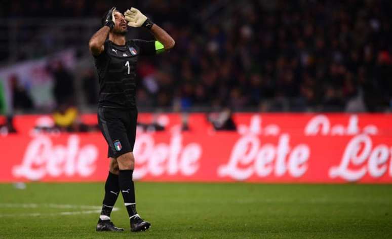 Buffon lamenta a não classificação da Itália para a Copa do Mundo (Foto: Marco Bertorello / AFP)