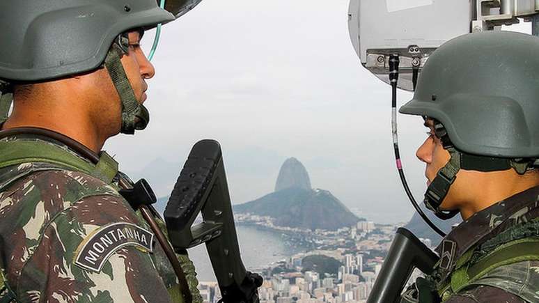 Dois homens do Exército patrulham o Rio