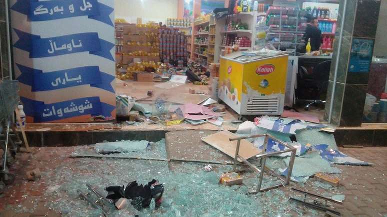 Loja destruída em Halabja, no Iraque, perto de epicentro do terremoto