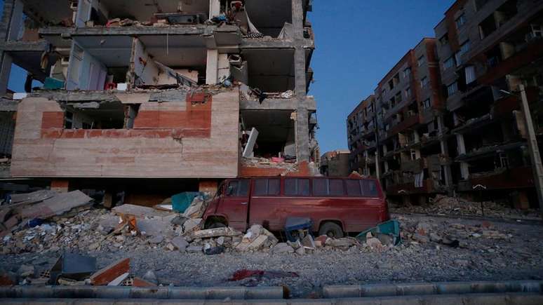 Escombros de prédios em Kermanshah